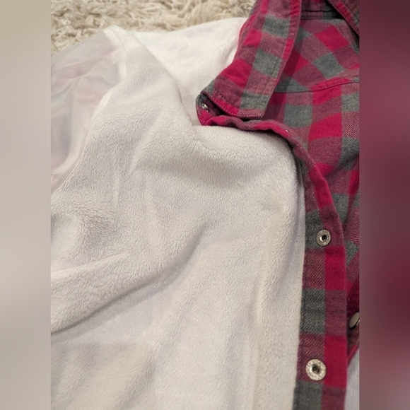 Pink and gray plaid shacket with Sherpa lining woman's Size large - Picture 4 of 9